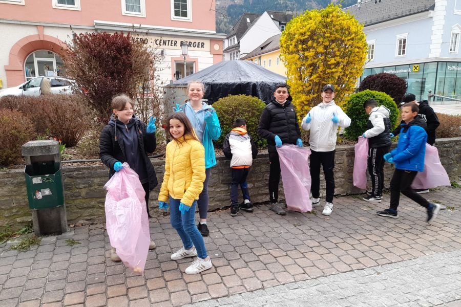 Gemeinsame Müllsammelaktion - Für eine saubere Umwelt