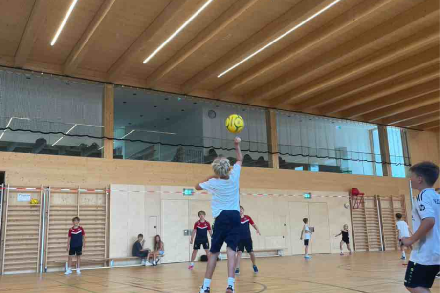 Faustballtraining mit der Ballsportklasse